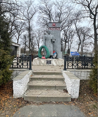 Братская могила советских воинов, погибших в боях с фашистскими захватчиками в 1943 году. Захоронено 243 человека, имена 199 человек установлены.
Скульптура советского воина.